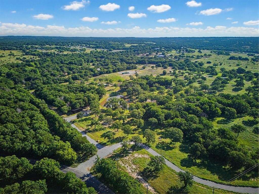 12 Acres of Recreational & Residential Land for Sale in Alvord, Texas