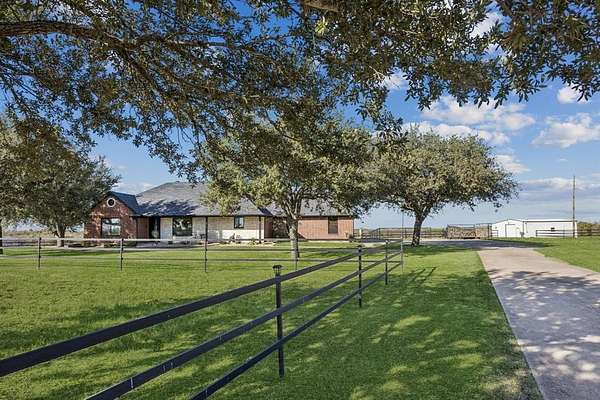 27.8 Acres of Land with Home for Sale in Kaufman, Texas
