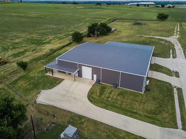 4.26 Acres of Improved Mixed-Use Land for Sale in Decatur, Texas