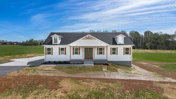 5.22 Acres of Land with Home for Sale in Springfield, Tennessee