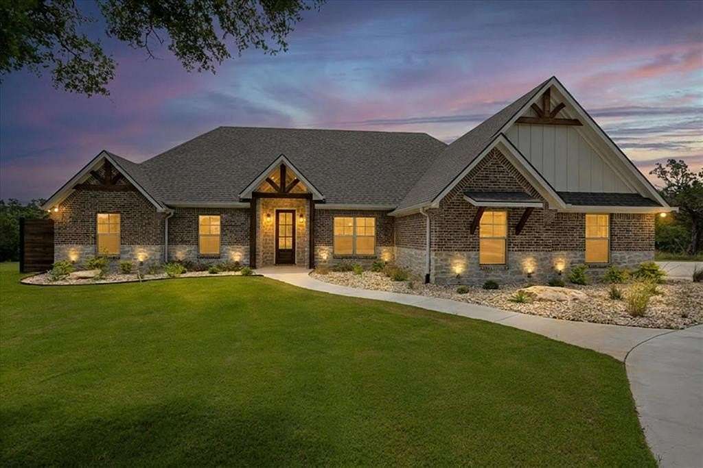 1.5 Acres of Land with Home for Sale in Glen Rose, Texas