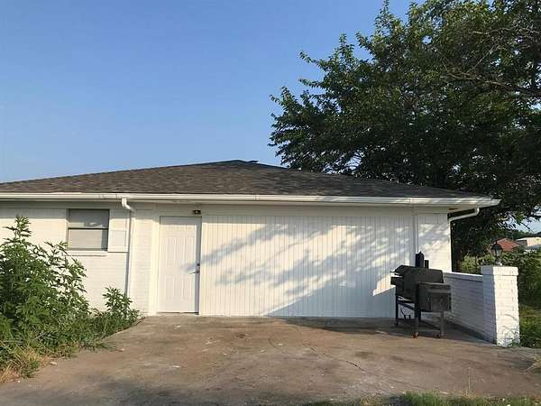 6 Acres of Land with Home for Lease in Greenville, Texas