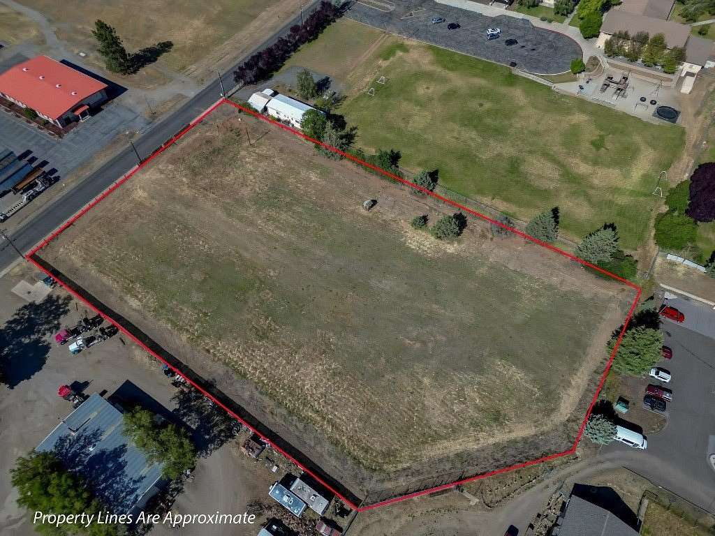 2.6 Acres of Commercial Land for Sale in Yreka, California