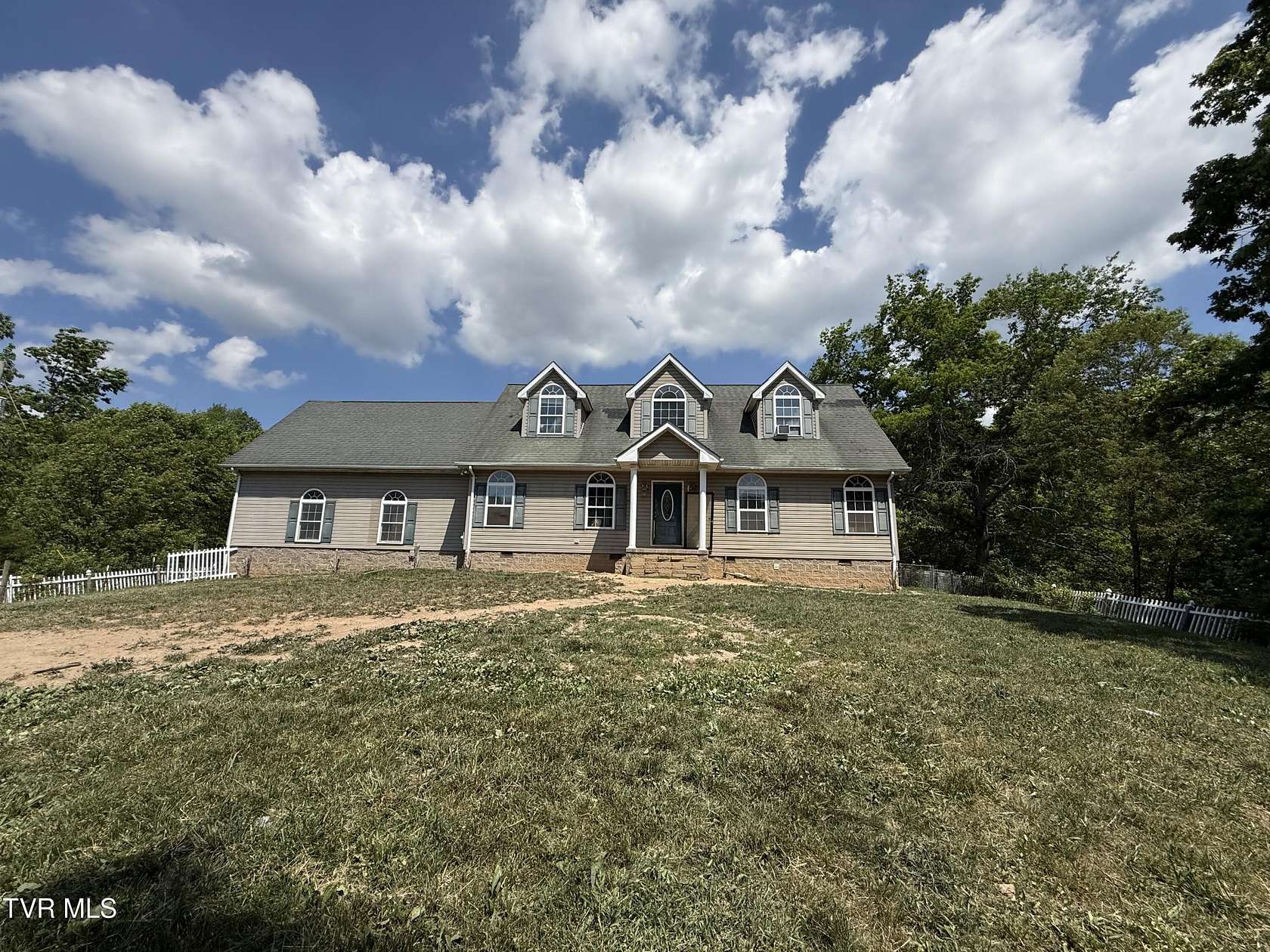19.2 Acres of Land with Home for Sale in Castlewood, Virginia