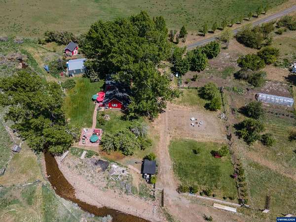 325 Acres of Land with Home for Sale in Lakeview, Oregon
