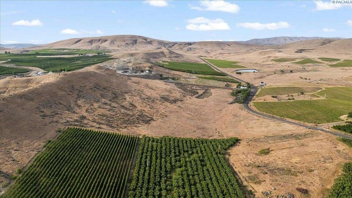 72 Acres of Agricultural & Residential Land for Sale in Wapato, Washington