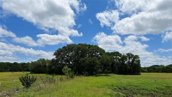 16.3 Acres of Agricultural Land for Sale in Pipe Creek, Texas