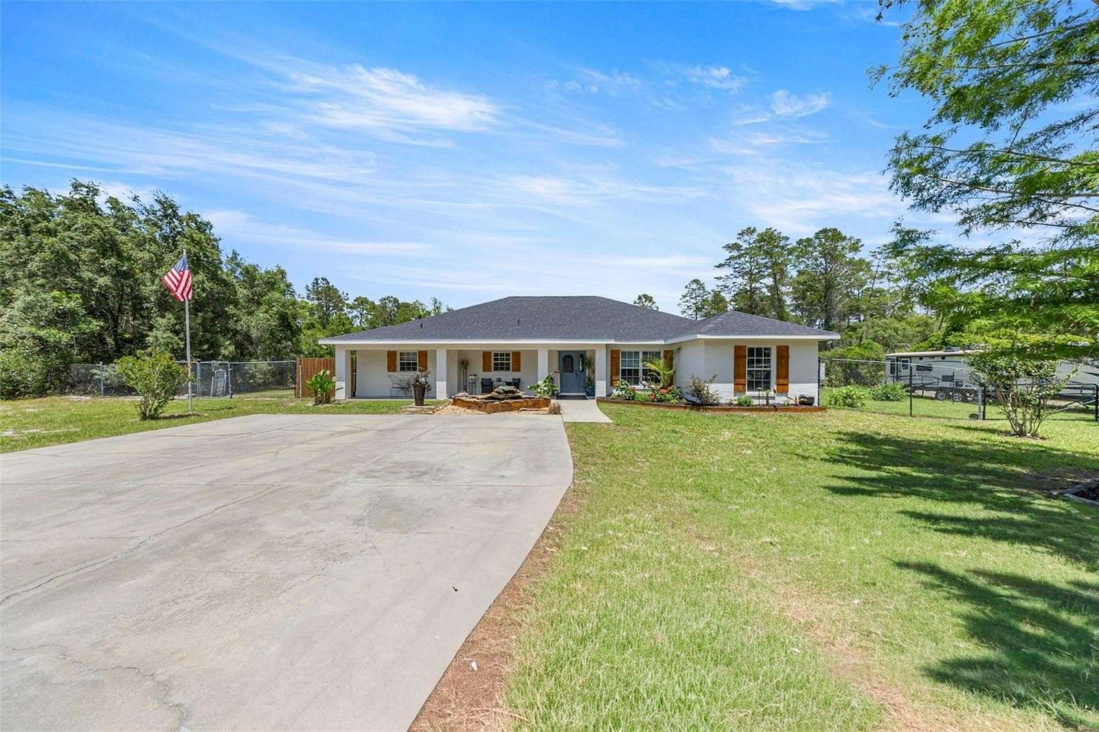 16.6 Acres of Land with Home for Sale in Ocklawaha, Florida