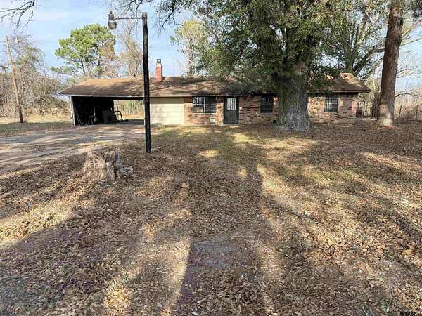 5.86 Acres of Land with Home for Sale in Jacksonville, Texas