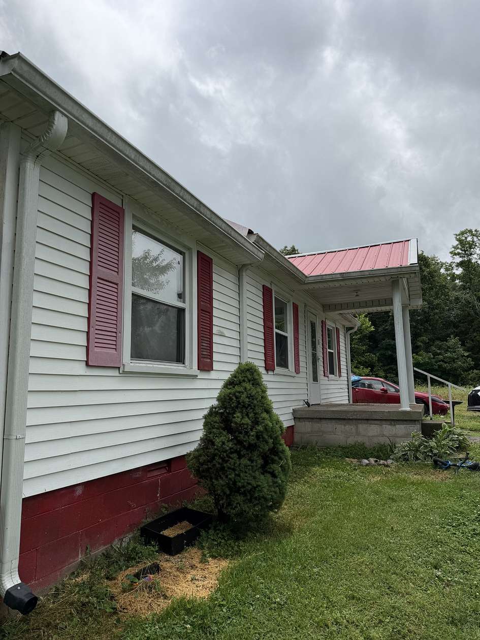 1.86 Acres of Land with Home for Sale in Westmoreland, Tennessee