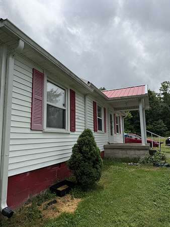 1.86 Acres of Land with Home for Sale in Westmoreland, Tennessee