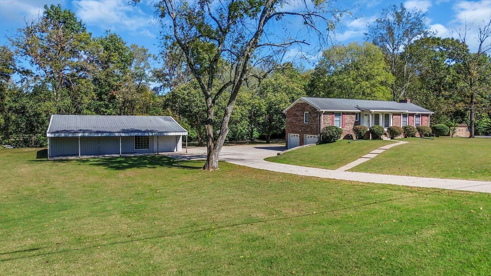 1.5 Acres of Land with Home for Sale in Franklin, Tennessee