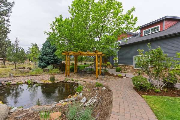 2.5 Acres of Land with Home for Sale in Sisters, Oregon