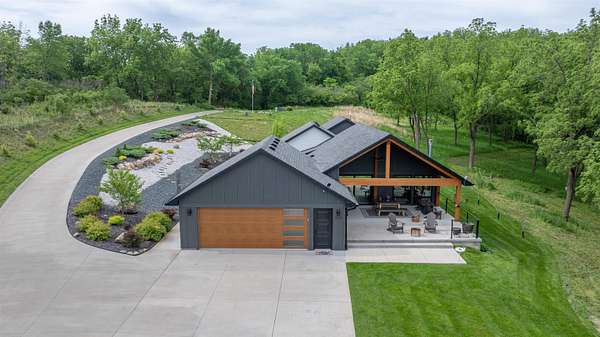 8.72 Acres of Land with Home for Sale in Sioux City, Iowa