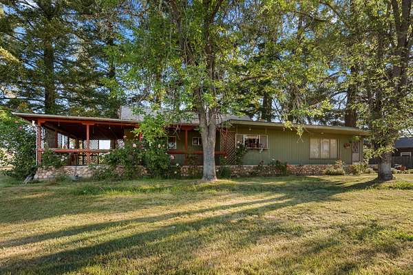 9.74 Acres of Land with Home for Sale in Grants Pass, Oregon