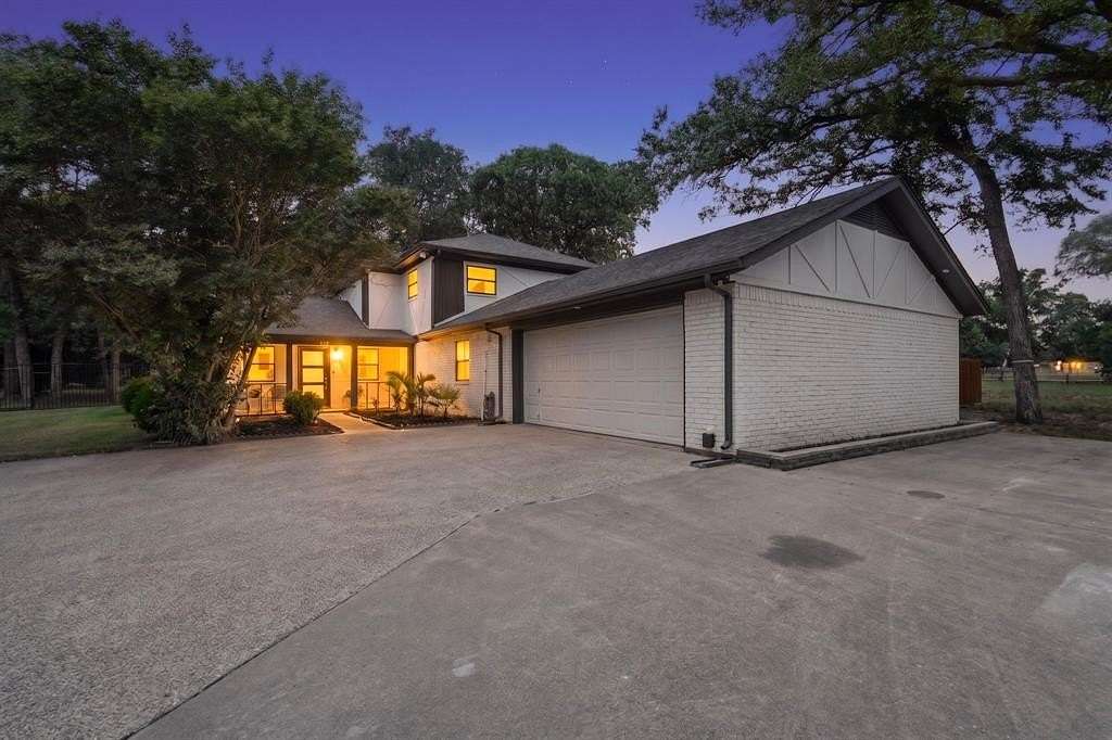 1.81 Acres of Land with Home for Sale in Double Oak, Texas