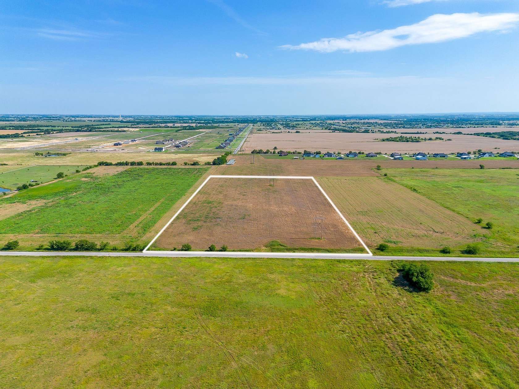 10 Acres of Land for Sale in Valley View, Texas
