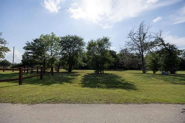 1.39 Acres of Residential Land for Sale in Corsicana, Texas