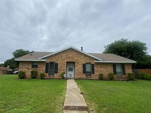 2 Acres of Land with Home for Lease in Lancaster, Texas