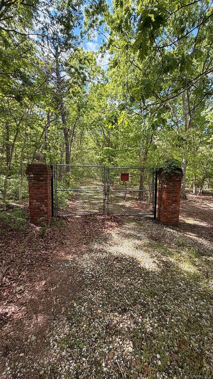 1 Acre of Residential Land for Sale in Bellport, New York