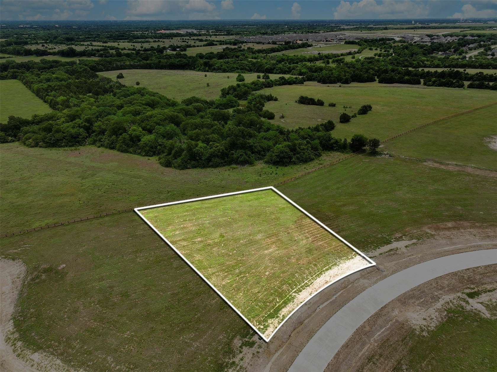 1 Acre of Residential Land for Sale in Oak Leaf, Texas