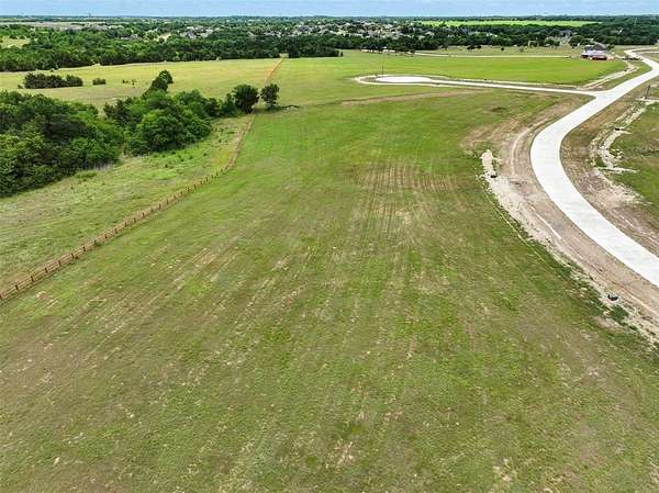 1 Acre of Residential Land for Sale in Oak Leaf, Texas