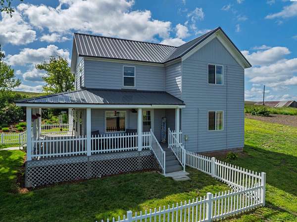 5.12 Acres of Land with Home for Sale in Garfield, Washington