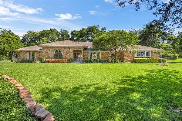 2 Acres of Land with Home for Sale in Oak Leaf, Texas