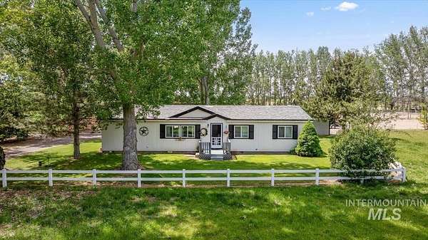 4.9 Acres of Land with Home for Sale in Wendell, Idaho