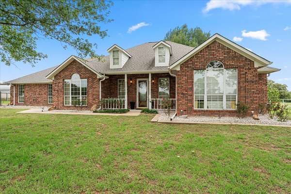 25 Acres of Agricultural Land with Home for Sale in Mount Pleasant, Texas