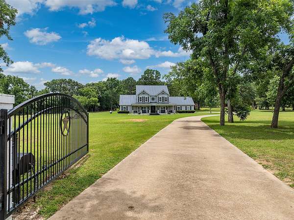 13 Acres of Land with Home for Sale in Frankston, Texas
