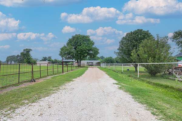 2 Acres of Improved Mixed-Use Land for Sale in Hearne, Texas