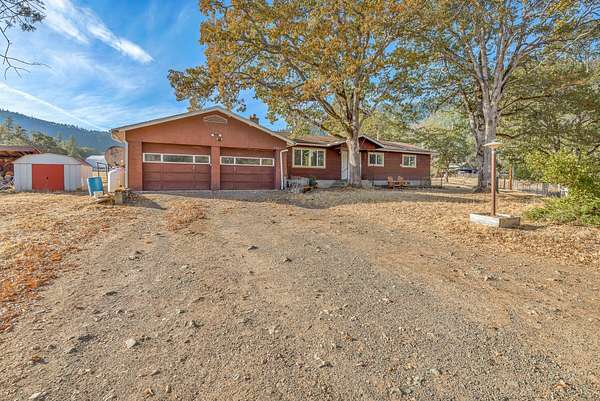 4.77 Acres of Land with Home for Sale in Jacksonville, Oregon