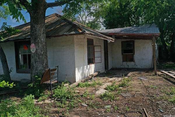 0.25 Acres of Land for Sale in Devine, Texas