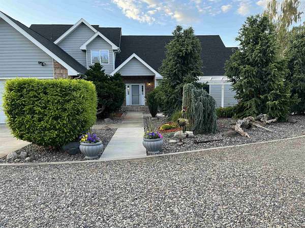 1.58 Acres of Land with Home for Sale in West Richland, Washington