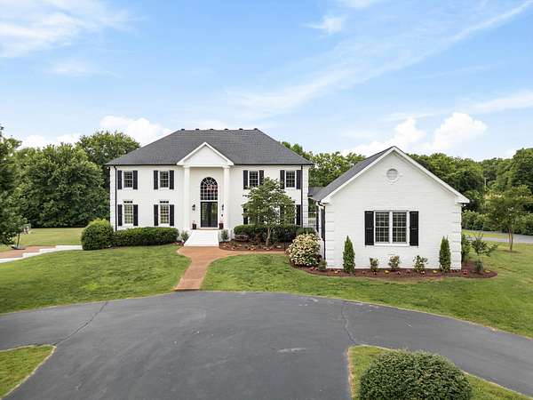 12 Acres of Land with Home for Sale in Franklin, Tennessee