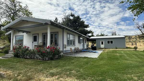 9.48 Acres of Land with Home for Sale in Arlington, Oregon
