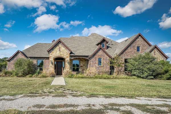 10.7 Acres of Land with Home for Lease in Pilot Point, Texas
