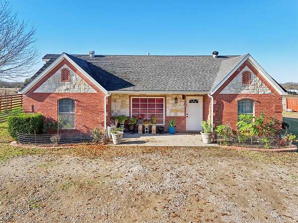 3 Acres of Land with Home for Lease in Ferris, Texas