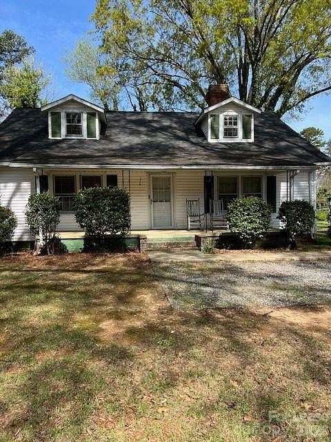 1.75 Acres of Land with Home for Lease in Mooresville, North Carolina