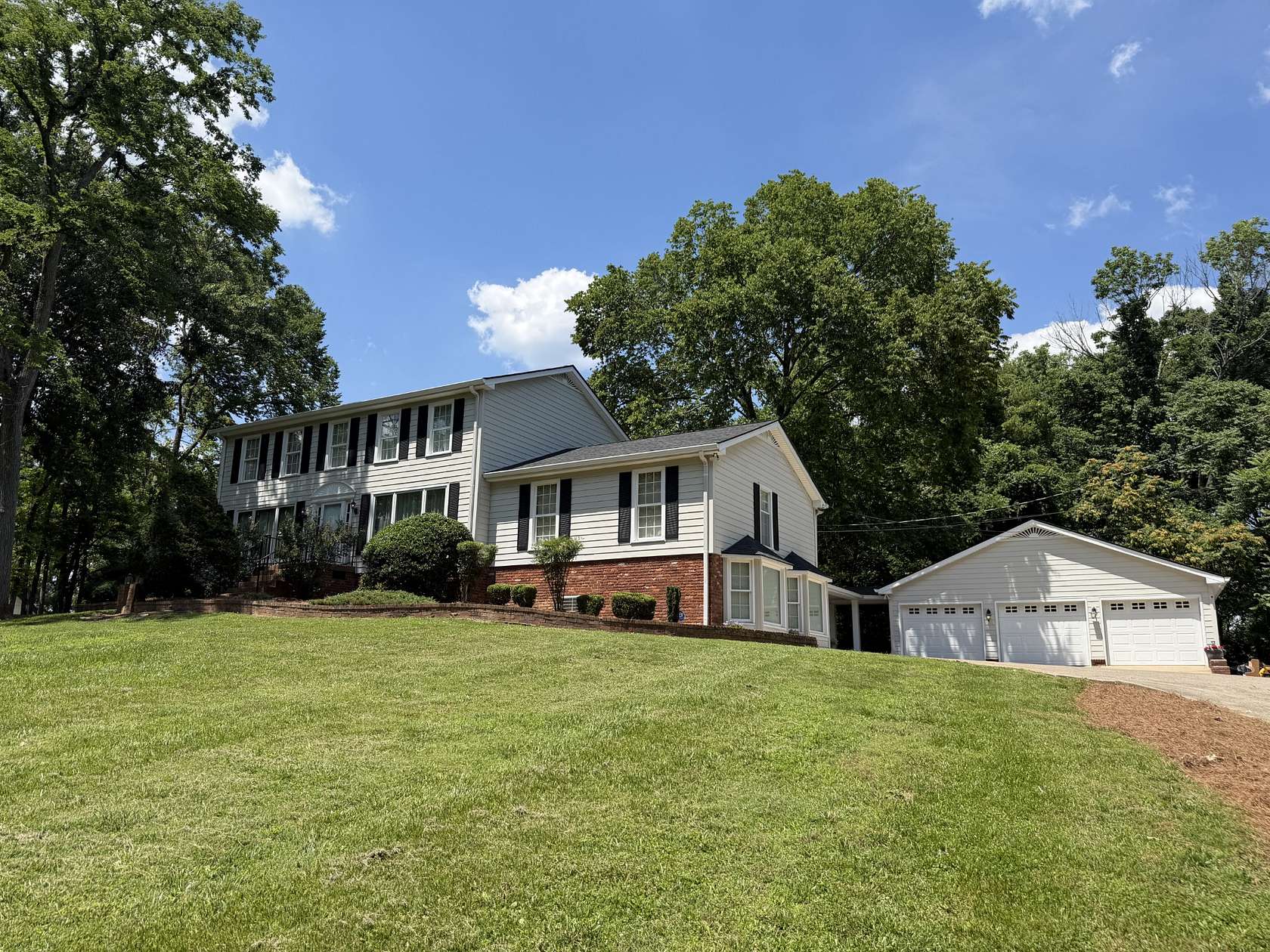 1.5 Acres of Land with Home for Sale in Hendersonville, Tennessee