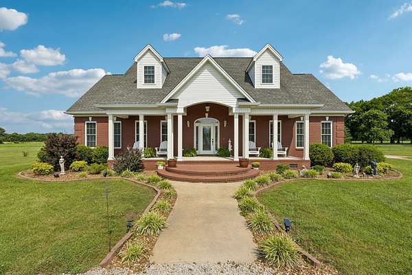 5.72 Acres of Land with Home for Sale in Columbia, Tennessee