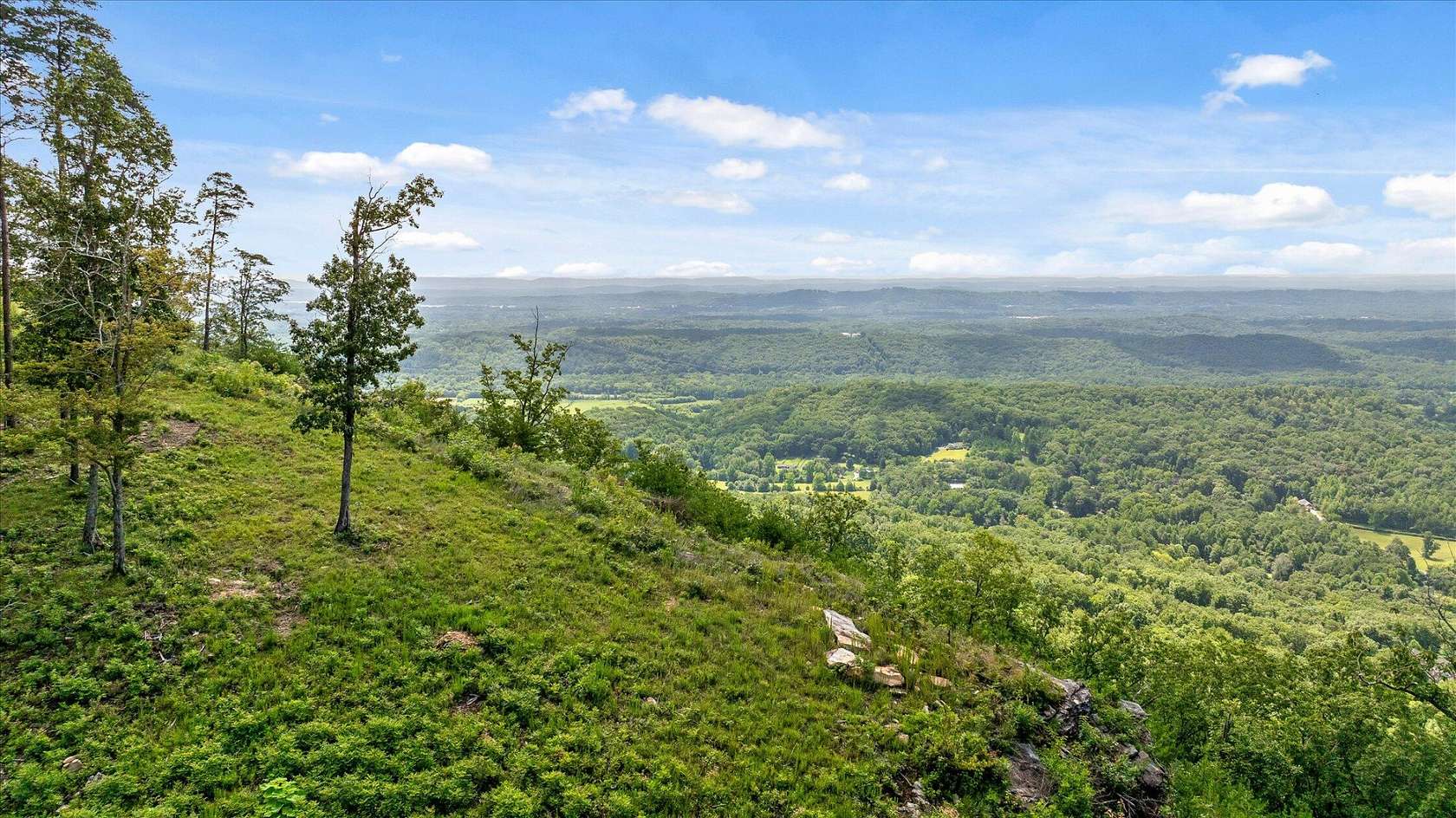 0.98 Acres of Residential Land for Sale in Signal Mountain, Tennessee