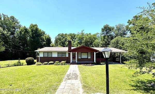 1.5 Acres of Land with Home for Lease in Jacksonville, North Carolina