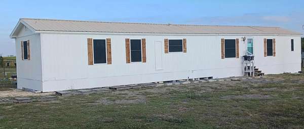 6 Acres of Land with Home for Sale in Barry, Texas
