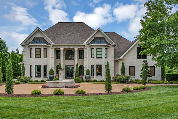 1.64 Acres of Land with Home for Sale in Brentwood, Tennessee