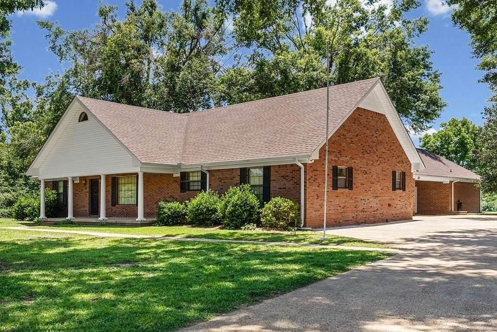 33.5 Acres of Land with Home for Sale in Oxford, Mississippi