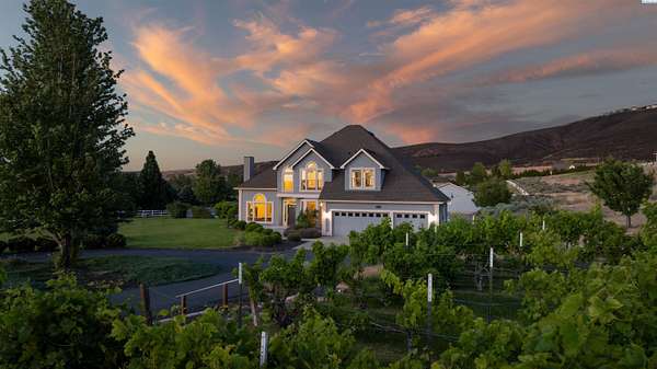 2.5 Acres of Land with Home for Sale in Kennewick, Washington