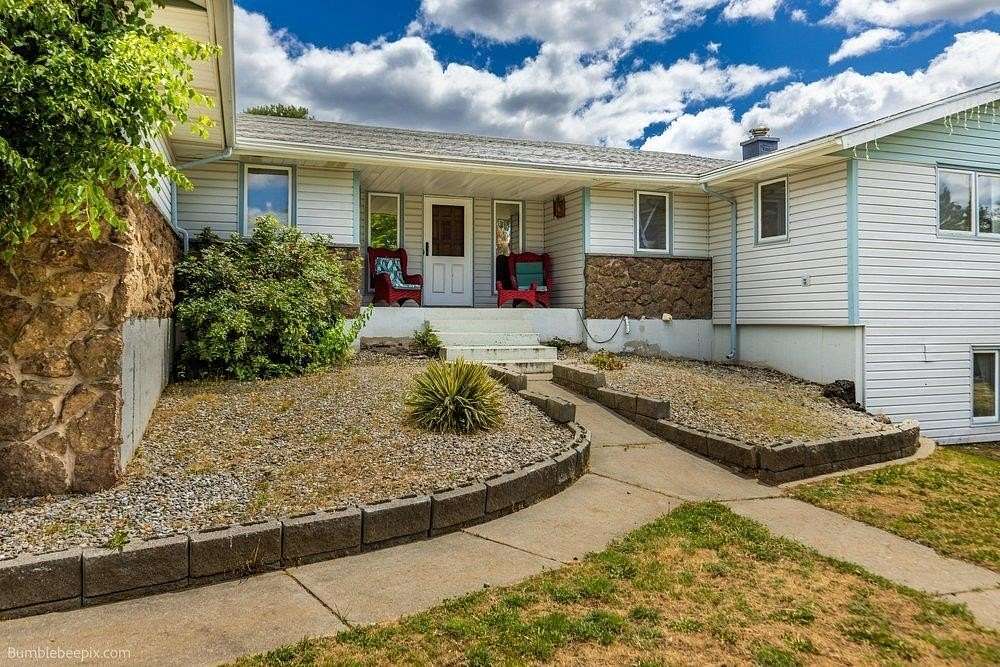 5.12 Acres of Land with Home for Sale in Spokane, Washington