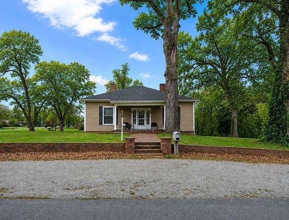 1.5 Acres of Land with Home for Sale in Hopkinsville, Kentucky